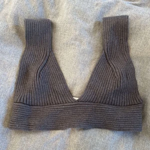 Topp - Snygg grå stickad topp från zara som aldrig använts! Skit snyggt nu till sommaren🙏🏼