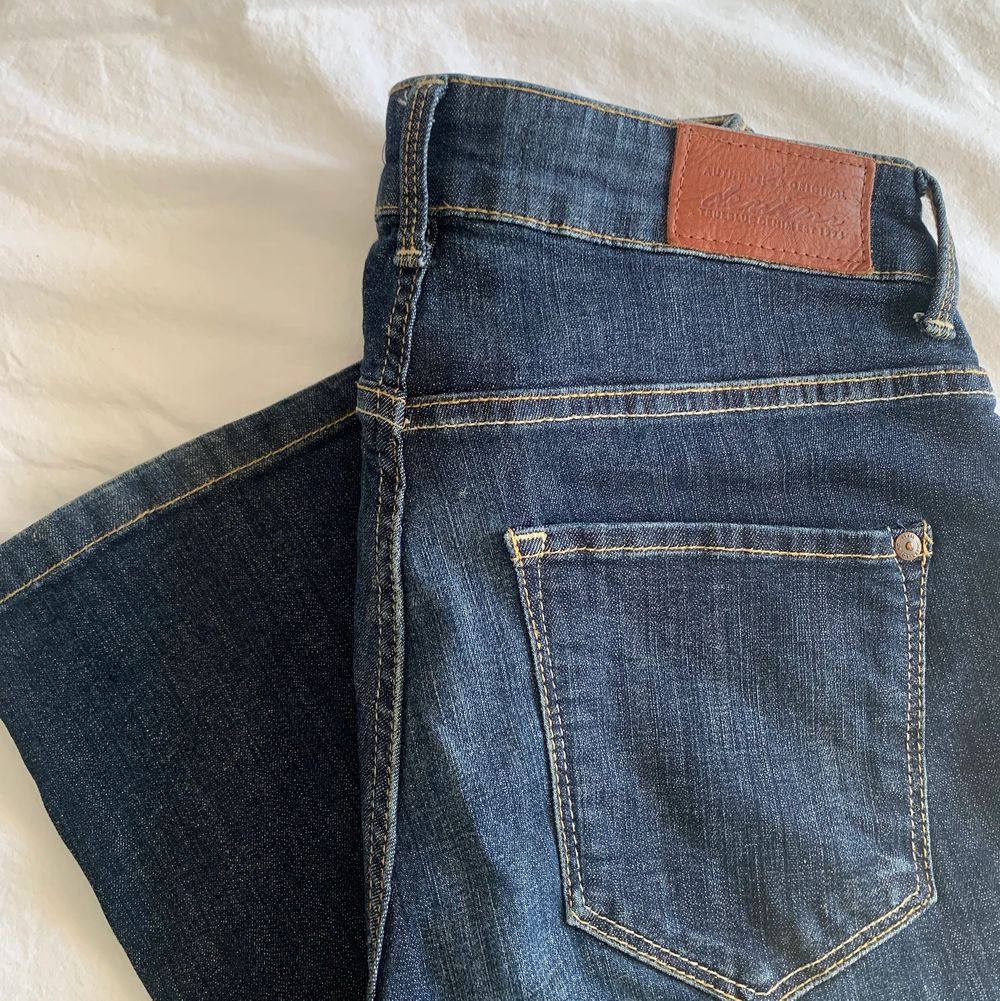 Blå bootcut jeans köpta secondhand🎸🙌 Säljer då de inte  kommit till användning på sistone. De är väldigt sköna och har en otroligt bra passform då de är relativt töjbara👊 Bootcuten är inte så skarp, utan mer ”naturlig”🙌 det är bara att höra av sig vid intresse av fler bilder💞 . Jeans & Byxor.