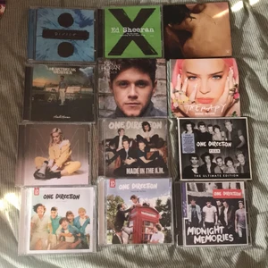Cd-skivor ‼️‼️ - Fina cd-skivor jag spelar de aldrig så jag vill bli av med de fint skick inga repor bilder skickas om det önskas svårt att få tag på vissa💗❌sålda❌Flicker❌heartbreak weather❌four❌made in the a.m❌up all night❌take me home❌midnight memories❌