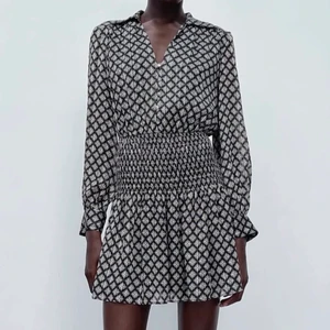 Zara klänning - Säljer denna slutsålda klänning från zara, i storlek XS! I princip helt ny, bara använd en gång❤️