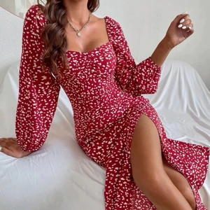 Snygg sommarklänning stl S - Superfin sommarklänning från Shein i stl s. Skicket är som helt nytt då den endast är testad! 