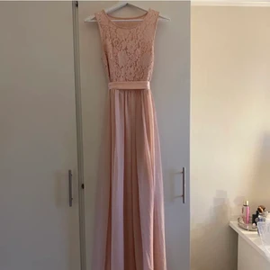 Rosa maxiklänning  - Fin långklänning som endast är använd en gång ♥️ köpt på nelly, är storlek 34 men passar någon som brukar ha 36♥️ dragkedja på sidan av klänningen