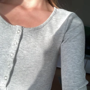 Tajt grå tröja❤️‍🔥 - När jag har detta plagget på mig är den lite lång i armar och den är väldigt tajt. Jag köpte den för ungefär 3-4 månader sedan men har inte använt den alls mycket❤️‍🔥