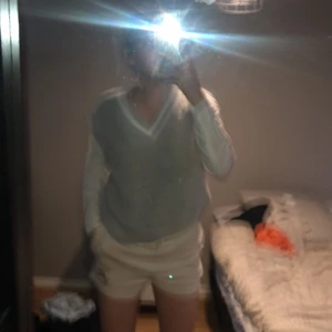 Stickad Xs/S - En grå stickad tröja med vit detalj på framsidan. Knappt använd då det inte är min typ av tröja. Den har även en liten slits längst ner. Jag stylar upp den med en vanlig vit shorta under. Vid frågor skriv privat