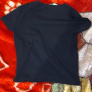 T shirt - Den är bra och har storleken 146/152. Bra skick. Den kostar egentligen 50 men plus frakten= 100 kr . Tar emot swish, kontakta mig. Postar den så fort du har swishat👍/mhv intisar b