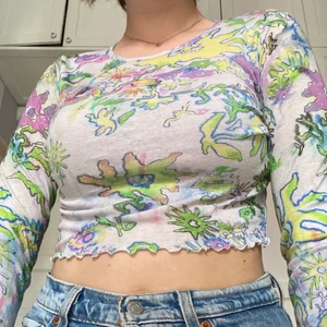 Weekday långärmad t-shirt - SÅ BALL långärmad mesh tröja från Weekday med mönster.