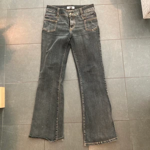 Nudie jeans - Grå nudiejeans, bootcutmodell. Bra i längd/liite långa på mig som är 168⭐️ köpta av en gullig kvinna som sålda 2000s byxor 🥰  stretchiga! Midjemått: 80 cm Innerbenslängd: 81 cm
