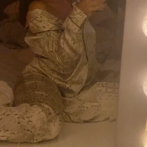 pyjamas sett - Säljer mitt ”ormskinn” pyjamas sett från gina i silkesmaterial. Det är sjukt mysigt och perfekt till sommaren. Overzised skjorta och långa breda byxor tillkommer<3