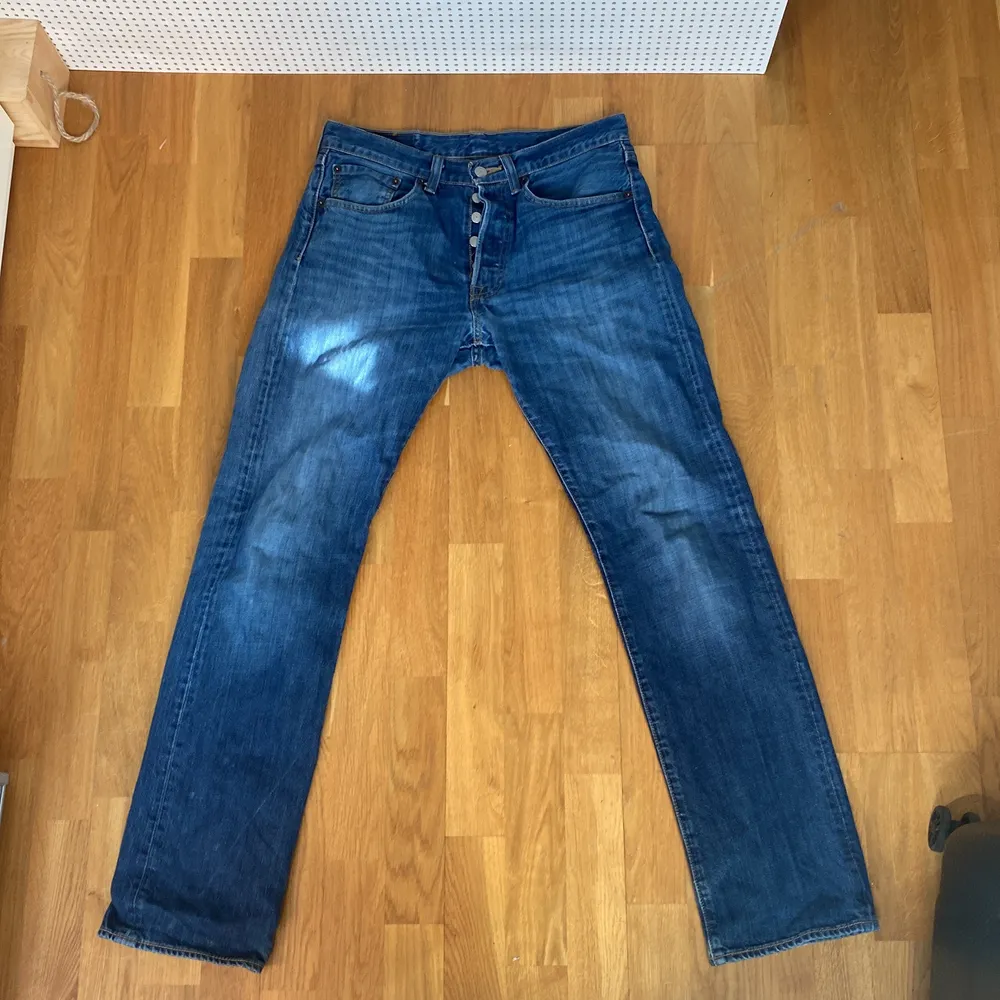 Blåa Levis jeans 501! Supersnygga men kommer inte till användning då jag har flera likande.. Jeans & Byxor.