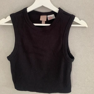 Basic topp - En vanlig svart basic topp som är bra att ha till sommaren. Säljer pga att jag råkade köpa två sådana och lämnade aldrig tillbaka den ena, därmed är den i väldigt bra skick🖤