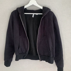 Hoddie med dragkedja  - En svart hoddie med dragkedja som kommer från H&M ett väldigt bra basplagg som passar alla klädder. 🖤