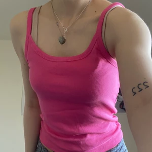 rosa linne i storlek S - en gullig rosa linne, perfekt för sommaren