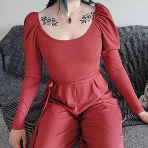 Jumpsuit/byxdress - En otroligt fin byxdress från ASOS. Använd kanske 2 gånger. Säljes pga att jag ej använder den.