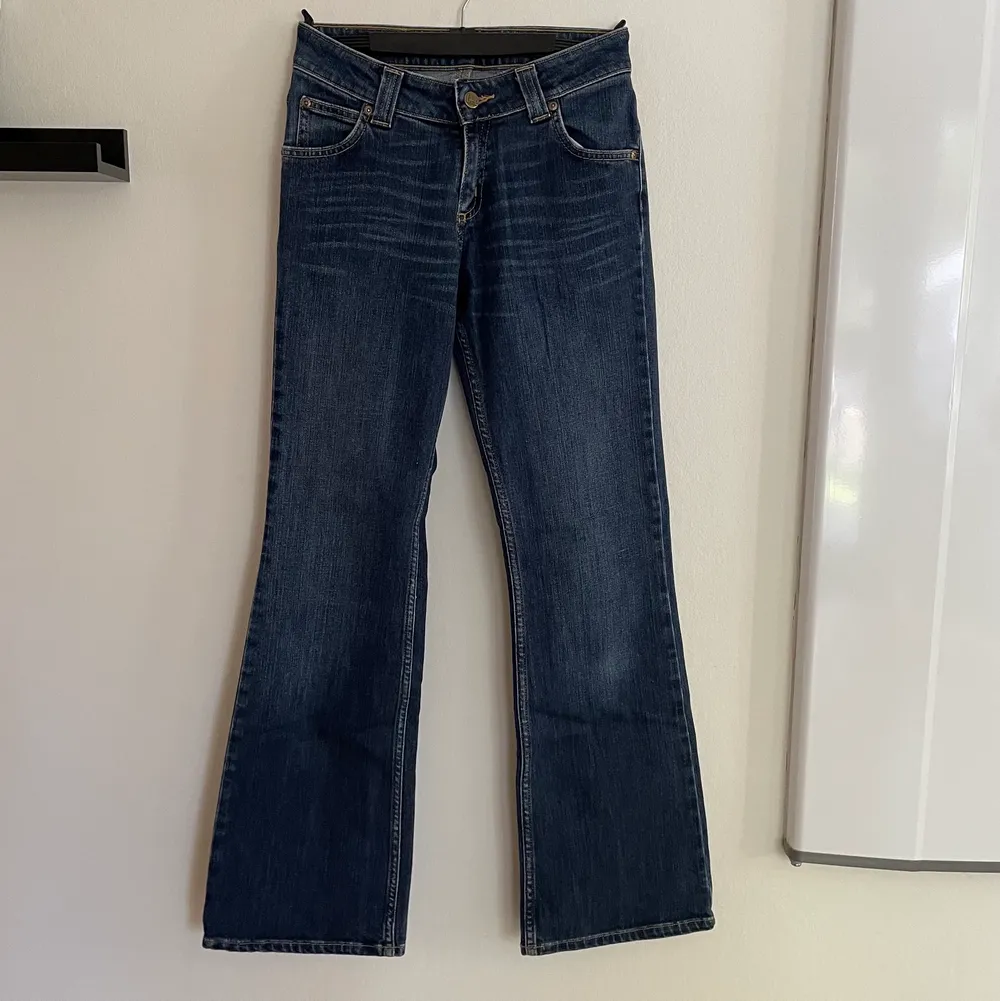 Ett par mörkblåa lågmidjade jeans från Lee. Dem är i väldigt gott skick!! Storlek 26-31, passar en XS. Skriv vid intresse eller frågor💓💓💓. Jeans & Byxor.