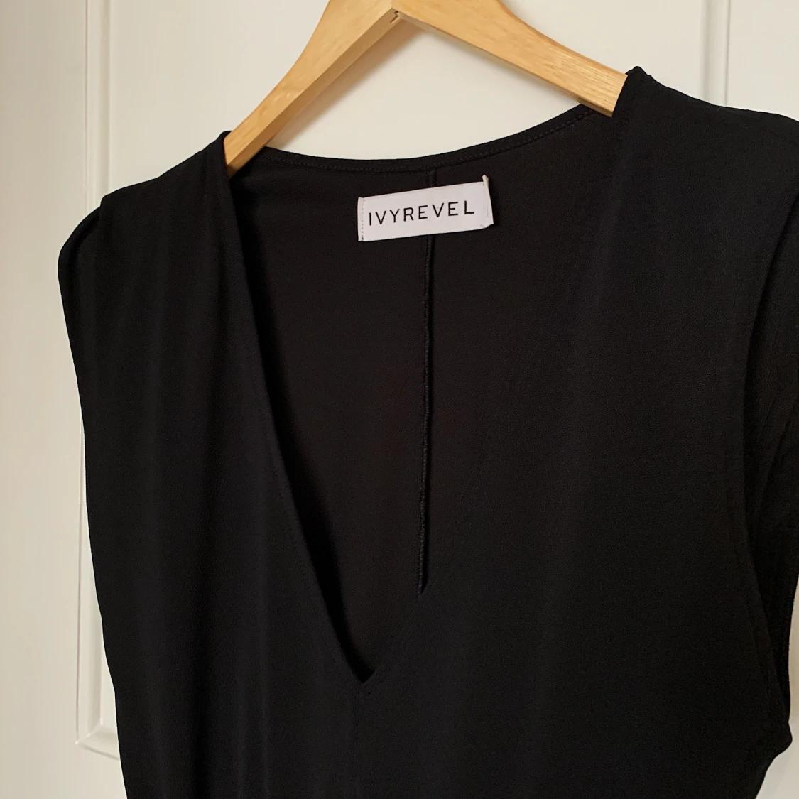 Svart miniklänning med puffärmar - IvyRevel   - 91