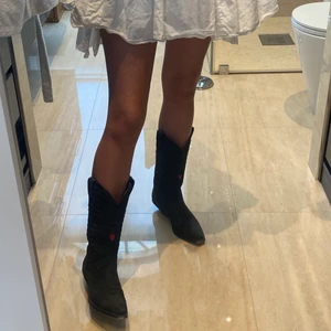 Cowboy boots - Storlek 38 från TONY MORA, ”fläckarna” på sista bilden är bara vatten, duttande precis bort smuts för bilden 😊