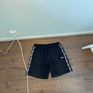 Fila mjukisshorts - Bra skick. Storlek 170-176/Small. Priset är inte hugget i sten, hör av er vid frågor.