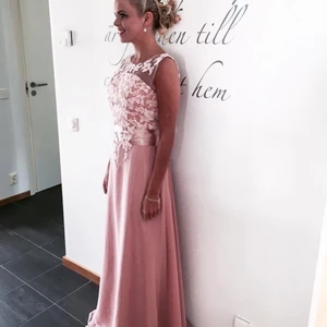 Balklänning  - En skräddarsydd balklänning utifrån mina mått. Jag är en storlek S och är 165 cm lång. Kan justeras med korsett därbak. Använd en gång. Helt unik. 