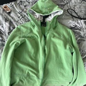 Zipup hoddie från only  - Säljer den här grön zip up hoddien från only då den inte längre kommer till användning, strlk L men passar som en S/XS hoddie 