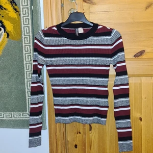 Tröja - Fin tröja från h&m! Fint skick. Använd några gånger, säljes pga den inte kommit så mycket till användning. Tröjan är väldigt stretching!🤍