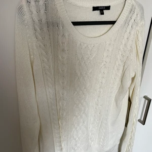 Stickad tröja - En jätte fin mjuk stickad tröja me ett litet hål i armen