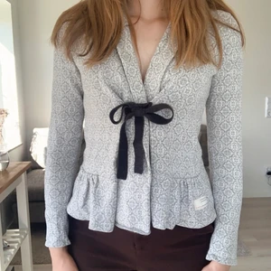 Odd Molly -kofta - Odd Molly-kofta i något använt skick, fortfarande fin i tyget. Säljer då den inte används! Den är i storlek 1, vilket motsvarar ungefär S/36. Nypris runt 1000kr. ☺️