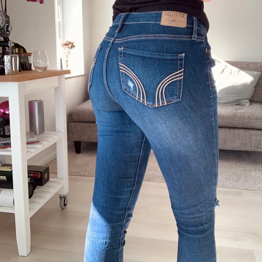 Ett par superfina jeans från Hollister, dessa är ripped. Bra skick, inte speciellt slitna! . Jeans & Byxor.