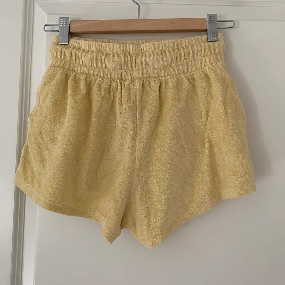 Gula shorts i velour från Bershka 🦋 Stl S men passar även XS . Shorts.