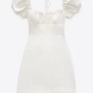 Säljer denna oanvända klänning från ZARA (prislapp kvar) i storlek S, endast testad och är för liten för mig därför säljer jag den. Köpare står för frakt!