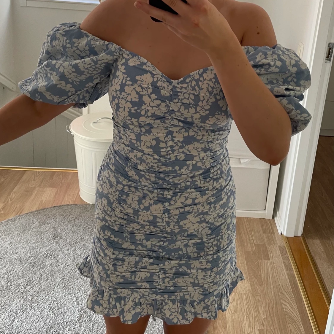 Blå blommig klänning