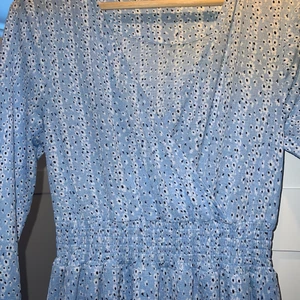 Klänning från only - Säljer denna super somriga klänningen från only i storlek S. Perfekt för midsommar, studentskiva etc. Har inga defekter eller liknande. Pris går även att diskuteras.