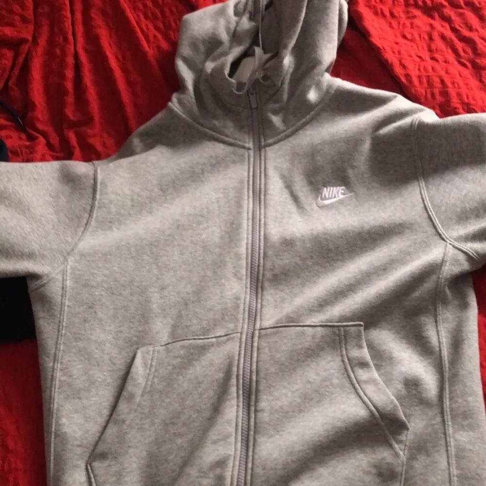 Grå zip hoodie väldigt skönt material, storlek M, nypris 600, ganska använd men inga flaws. Tröjor & Koftor.