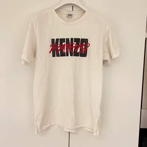 Säljer denna snygga t-shirten i märket kenzo! Tags och kvitto finns kvar. Storlek small, den är använd men har fortfarande mycket liv kvar. Med vänliga hälsningar