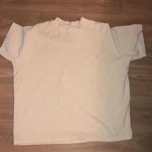 BOHOO man tshirt, creme frotté  - Sparsamt använd oversized tshirt från BOHOO man. Storlek L, frotté materia