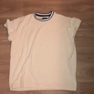 BOHOO man tshirt, oversized frotté  - Säljer endast provad tshirt, boxig modell och oversized. Frotté material med svart halsringning. Storlek L