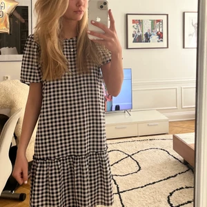 Klänning från hm strl s! - Säljer denna så sjukt fina klänning som passar as bra inför sommaren! Den är perfekt längd och kommer va så fin nu inför sommaren! ❤️