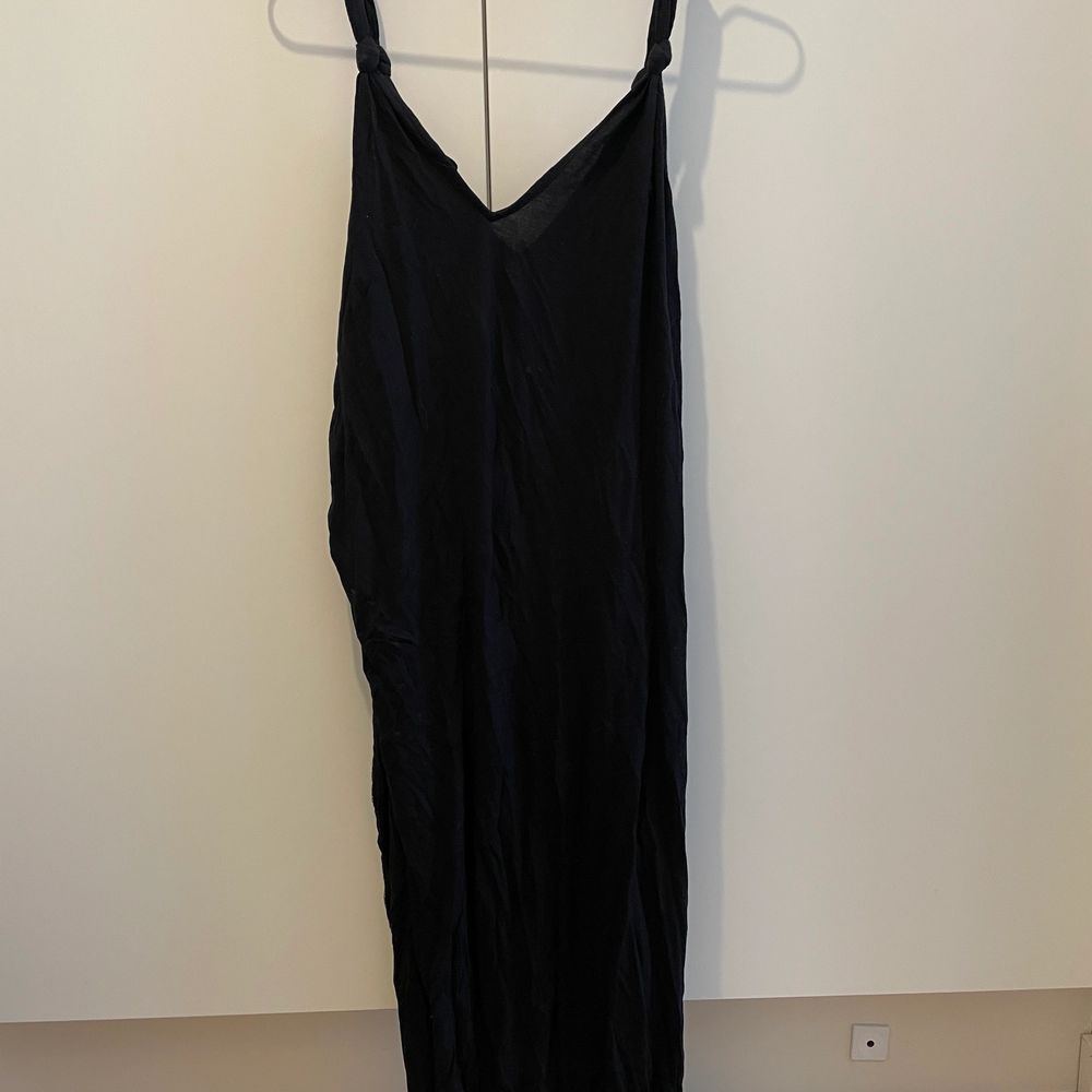 Zara sommar klänning med knyt detaljer, superluftig och mysig inför sommaren. Den är en aning lång för mig, 156 cm :) passar nog till 160 och över . Klänningar.