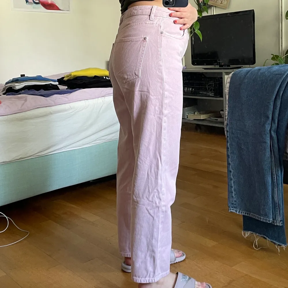 Baby pink jeans från mango 😻 baby girl vibes!! 💖 jag är 160cm! 100% bomull!!. Jeans & Byxor.