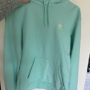 Adidas huvtröja - Fint adidas huvtröja storlek XS