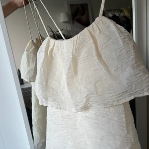 Klänning  - Jättefin klänning från H&M, aldrig använd