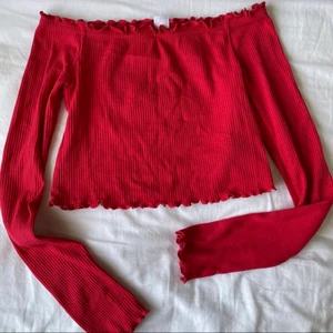 Off-shoulder topp - En röd offshouldertröja från hm med långa ärmar. Tröjan är croppad och tight i modellen och har rynkningar/vågor längs kanterna. Den har också en silikonlinje som hjälper till att hålla den uppe vilket jag tycker är ett plus! Säljer då den tyvärr har blivit för liten för mig :/ Endast använd typ 2 gånger så den är som ny. Bara att skicka ett meddelande om ni vill ha fler bilder/mer info! Pris går att diskutera!☺️