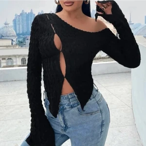 Topp - Säljer denna skit snygga topp då de inte kommit till användning. Endast provad så den är i nyskick! Storlek M men passar även S. Skriv privat för fler bilder o frågor! Köparen står för frakt 📦💓 vid flera intresserade buda i kommentarerna. Högsta bud: 80 