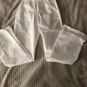 Linne byxor  - Säljer mina jätte fina linne byxor i storlek M ( ⚠️jag är en M och har M på alla mina byxor men dom här var för små så någon som är S eller Xs då min kompis som är Xs-S prova dom och dom passade perfekt på henne) och jag säljer dom då för att dom är för små skriv i dm för mer bilder och för att buda 💓
