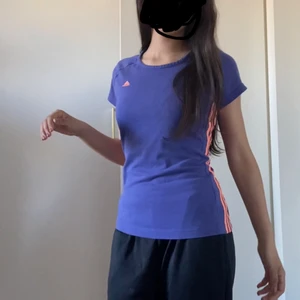 Adidas t-shirt -  Säljer denna super fina lila adidas t-shirt för 80kr + frakt. Inga defekter och är endast testade. 