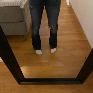 Jeans - Jeans från secondhand klippt hålen själv hemma