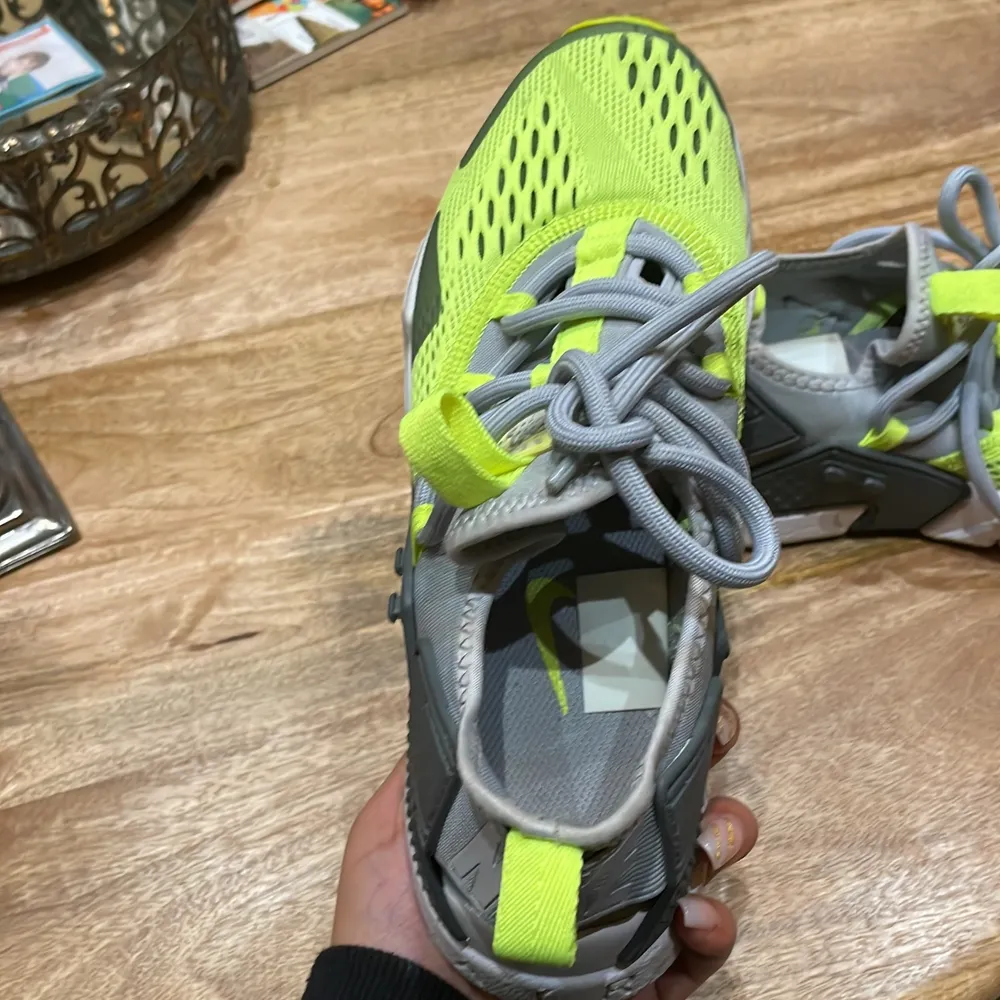 Riktig fina och nya Nike skor i färgen neon grön/gul,Knabbt använda 2 gånger . Skor.