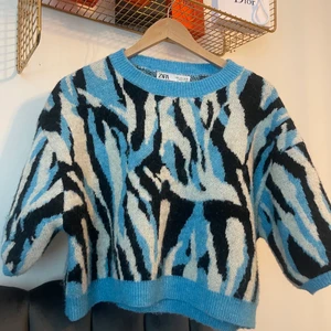 Så fin tröja från zara  - Super skön o snygg eftertraktad tjocktröja från zara med härlig färg ! I storlek M men passar även mig som har S