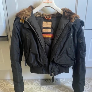 Parajumper jacka - Storlek young small men passar mig som är en S i storlek, använd några gånger. 