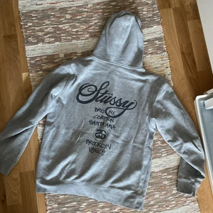 Stüssy hoodie L - Grå stussy hoodie inköpt på caliroots runt 2016. Snyggt sliten utan några fläckar eller andra märkbara defekter. 