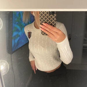 Tröja  - Vit Svea tröja, knappt använd. Ribbat material, vilket gör att den inte är genomskinlig 💞